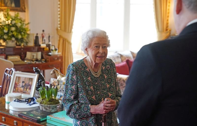 95 year old queen elizabeth tested positive for covid 19