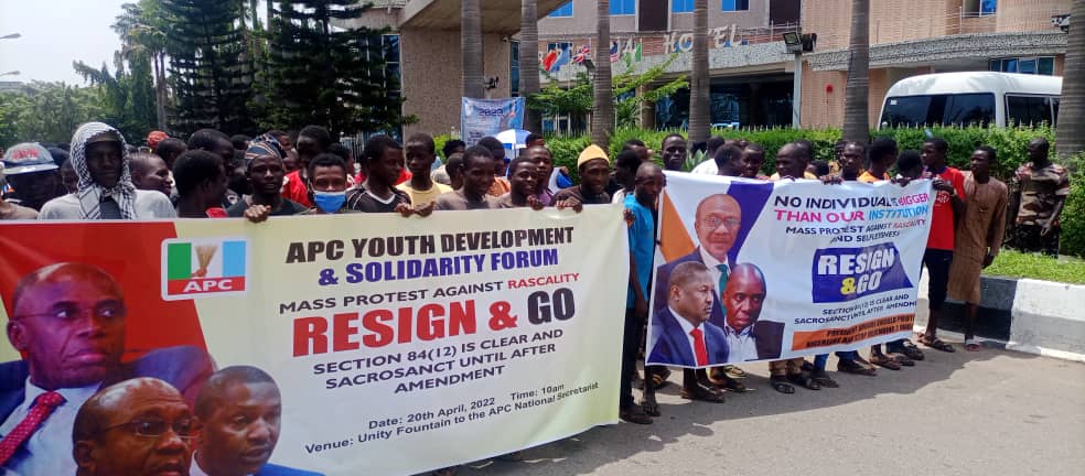 apc youths to buhari ministers resign before party primaries