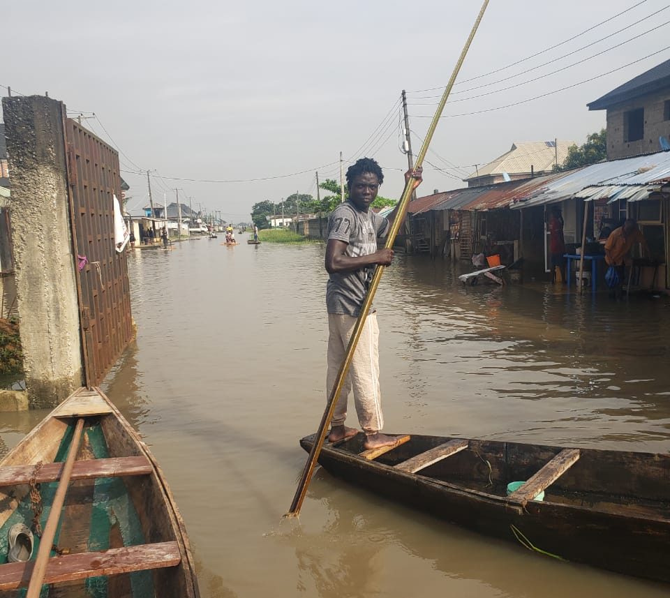 flood submerges lagos community residents resort to canoe 3 e1697720381893