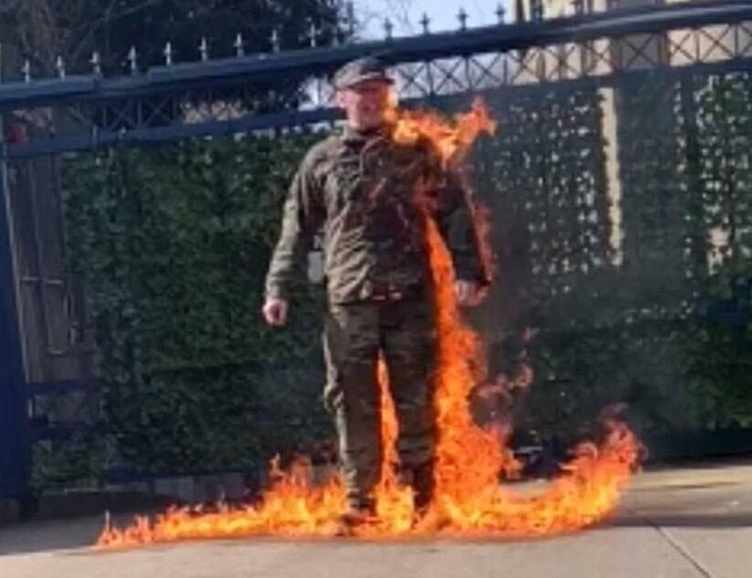 us airman sets self ablaze